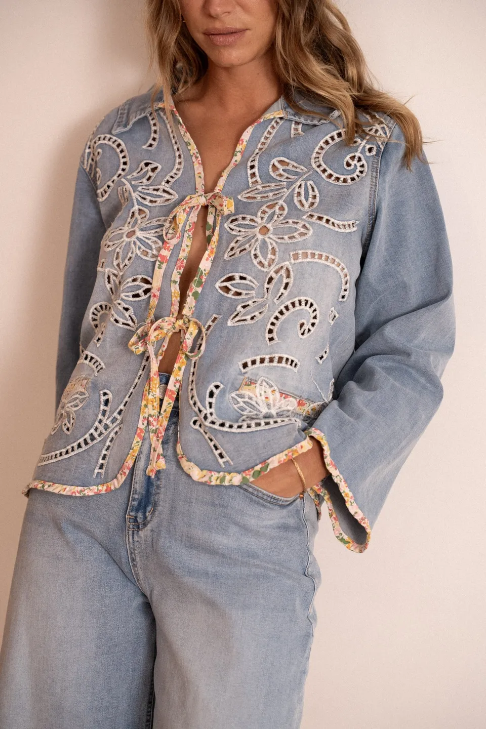 Maison Onado Carla veste denim délavé ajourée coton