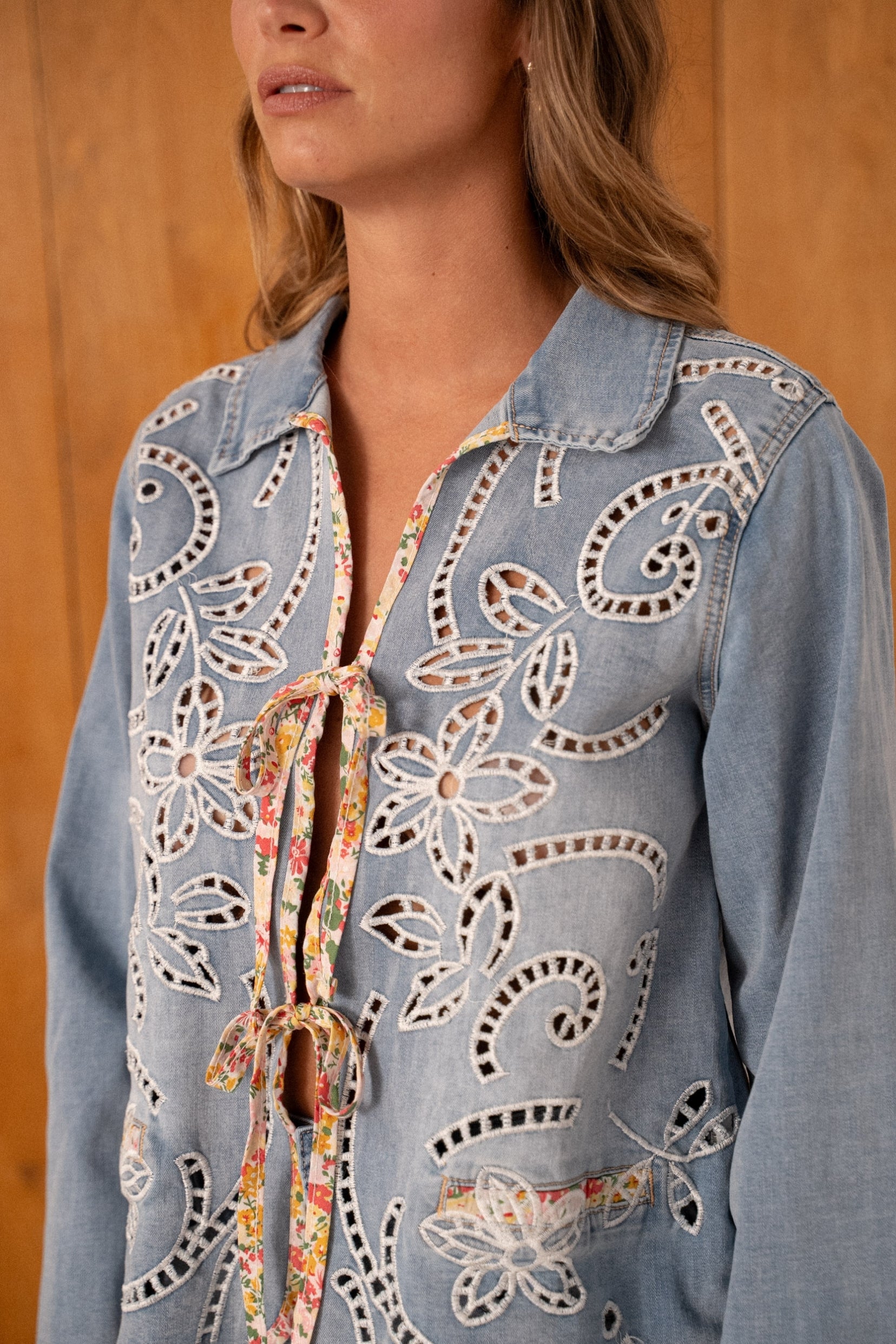 Maison Onado Carla veste denim délavé ajourée coton