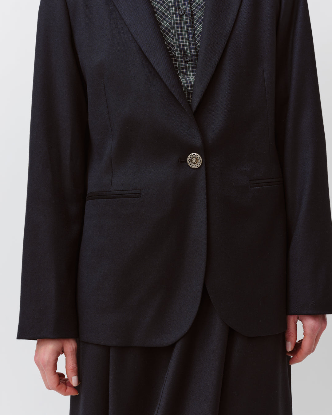 Diega Vikelo veste tailleur marine allongée