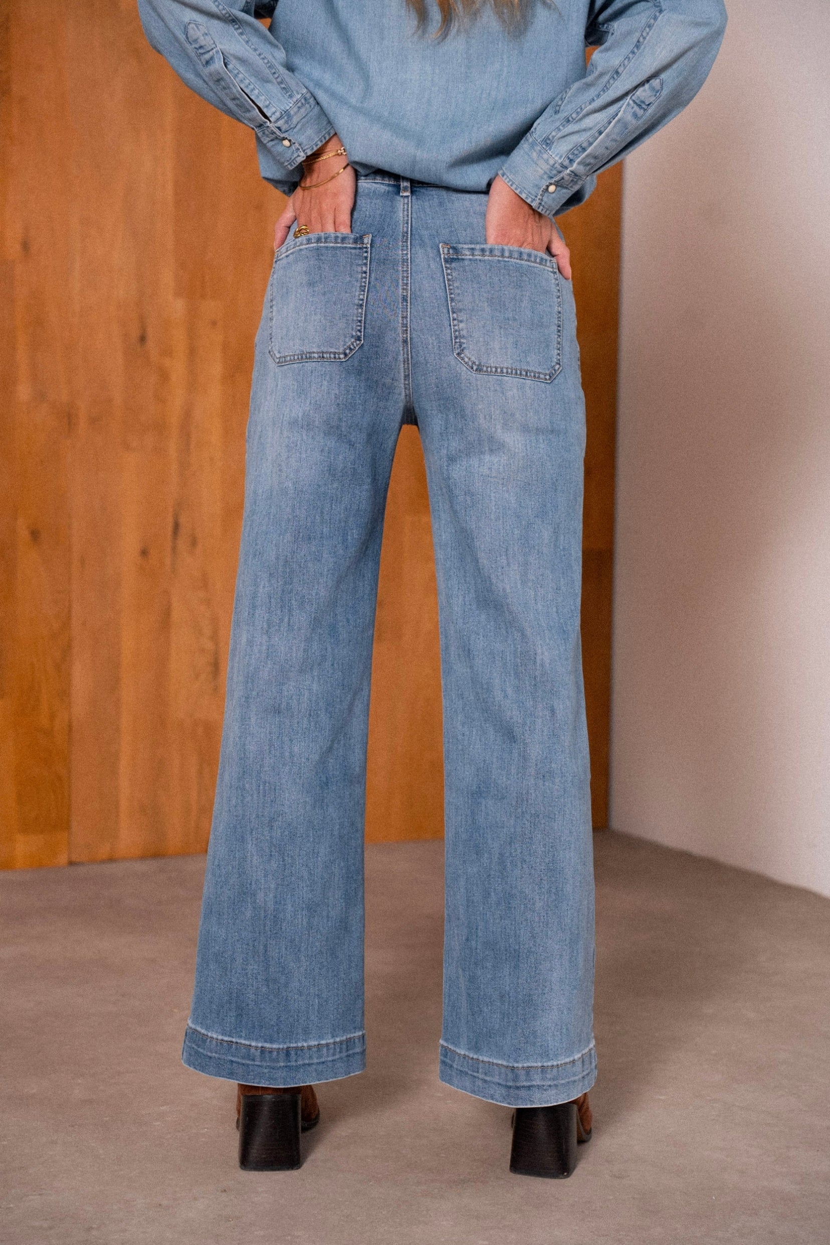 Maison Onado Ariette jean wide leg bleu coupe évasée