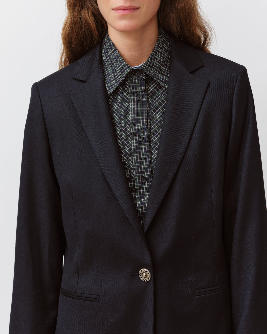 Diega Vikelo veste tailleur marine allongée