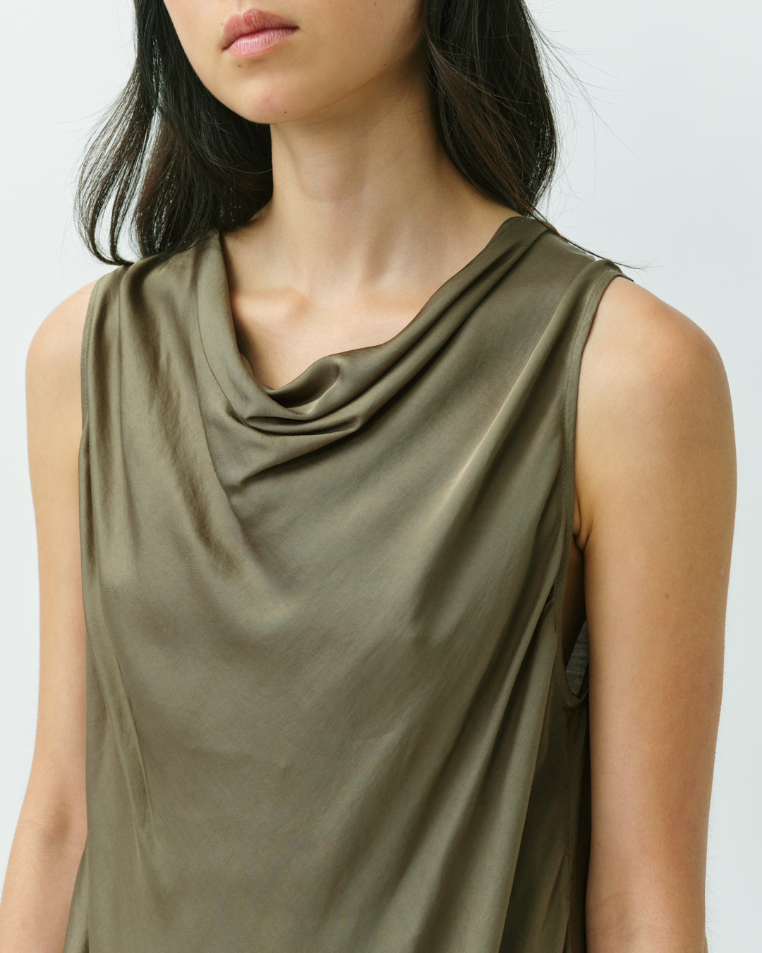Diega Tefia top femme col drapé olive sans manches
