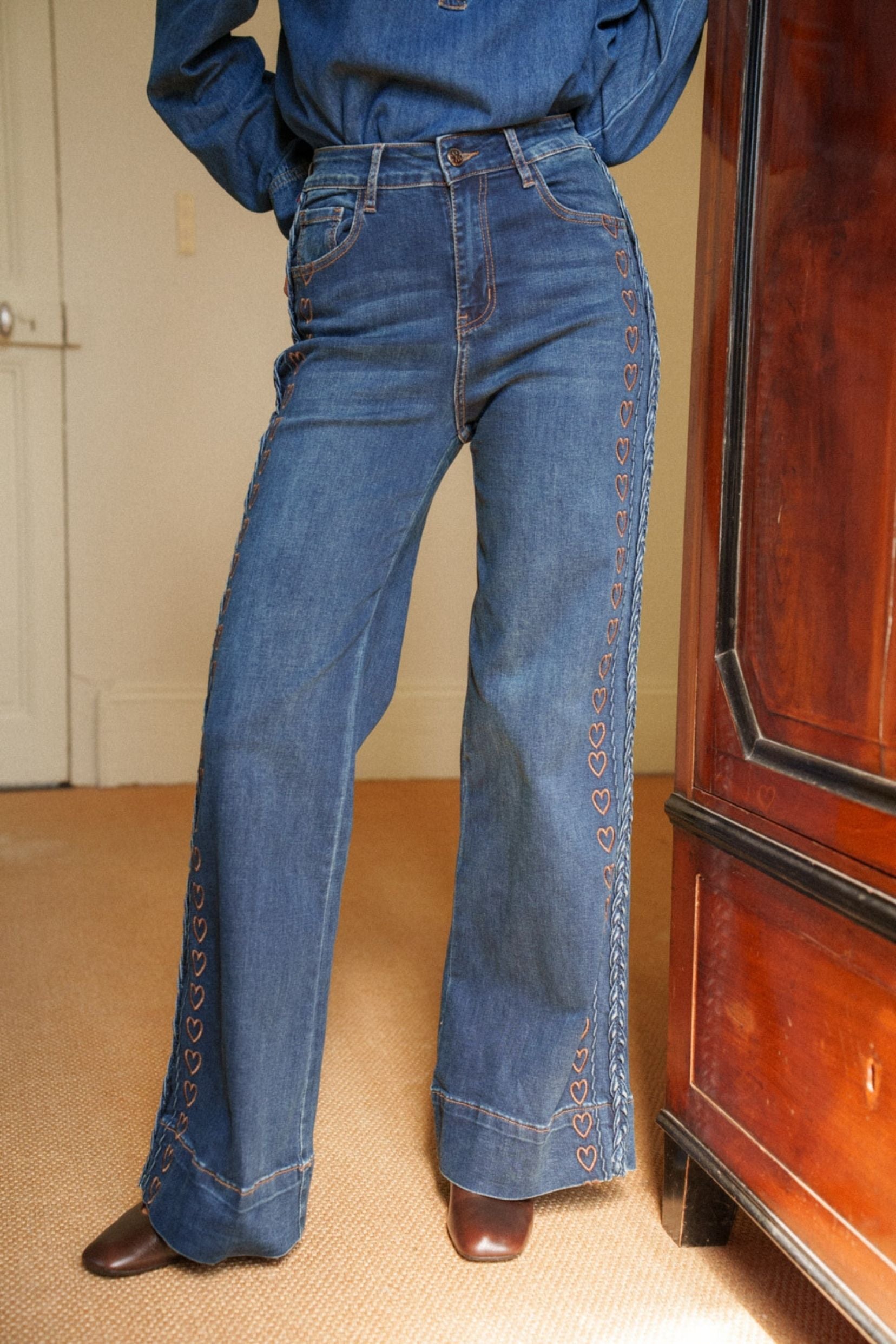 Maison Onado Benny jean wide leg bleu délavé brodé