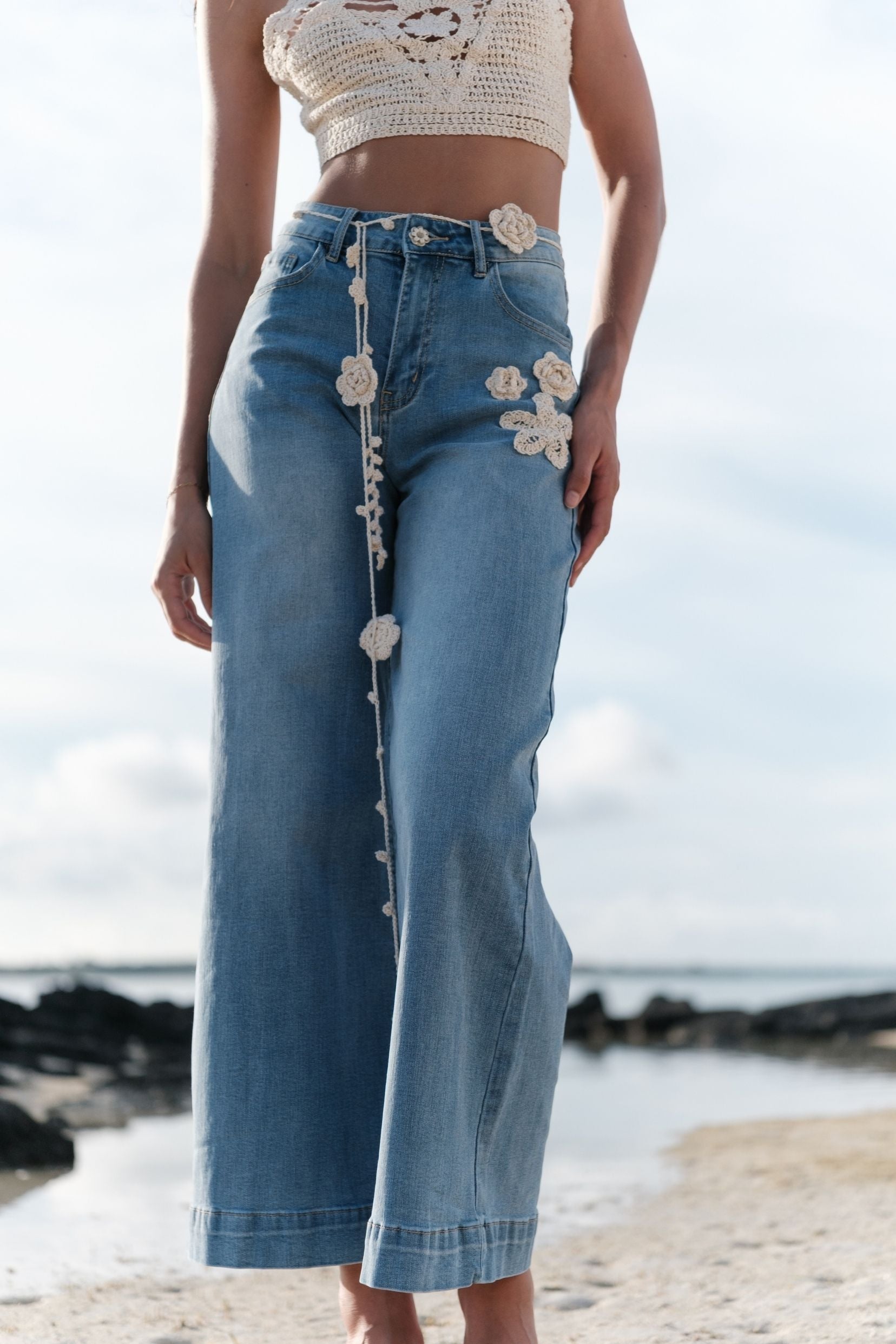 Maison Onado Alba jean wide bleu délavé fleurs crochet