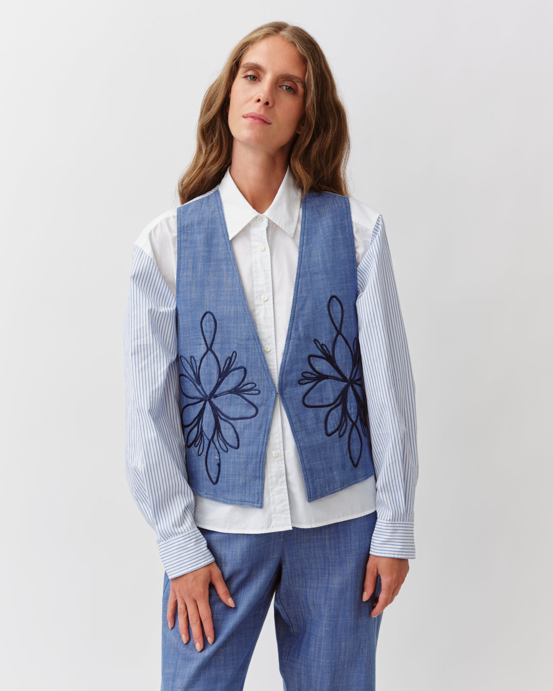 DIEGA Gamao gilet bleu brodé coupe ajustée