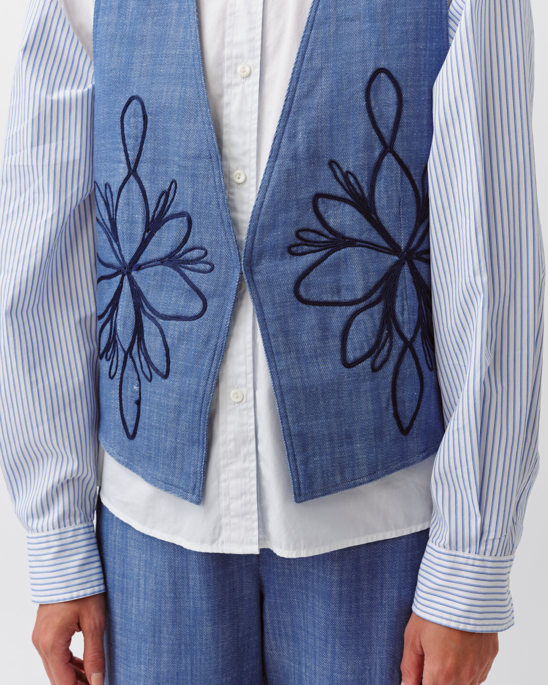 DIEGA Gamao gilet bleu brodé coupe ajustée