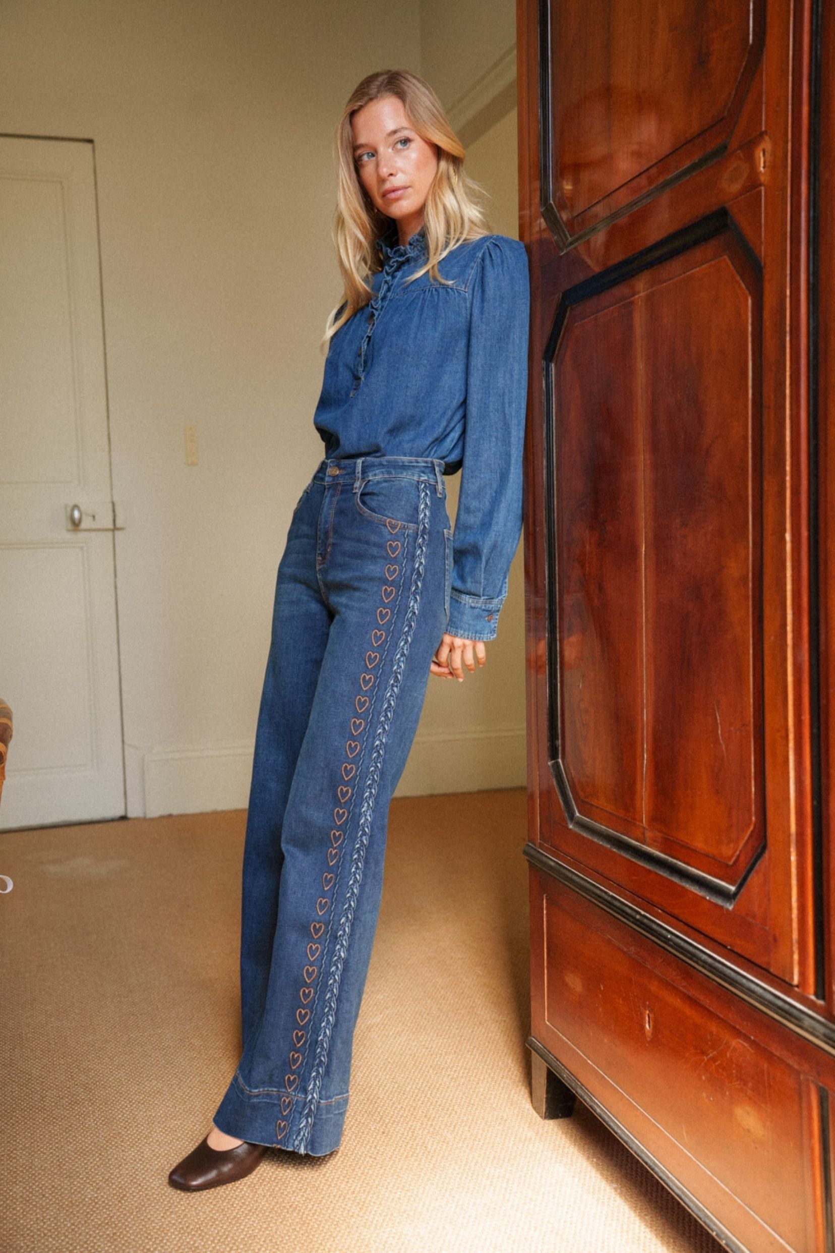 Maison Onado Benny jean wide leg bleu délavé brodé