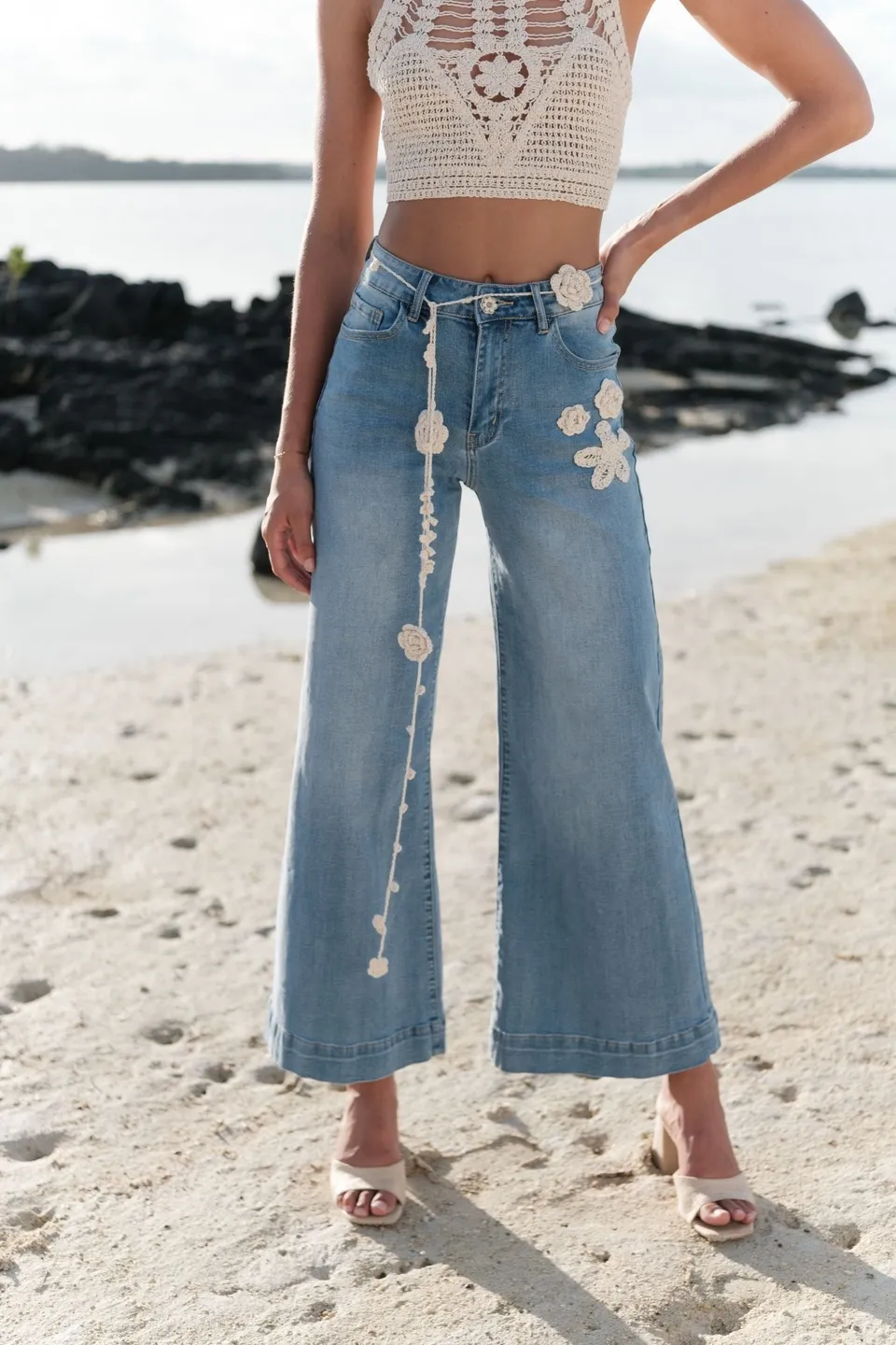 Maison Onado Alba jean wide bleu délavé fleurs crochet