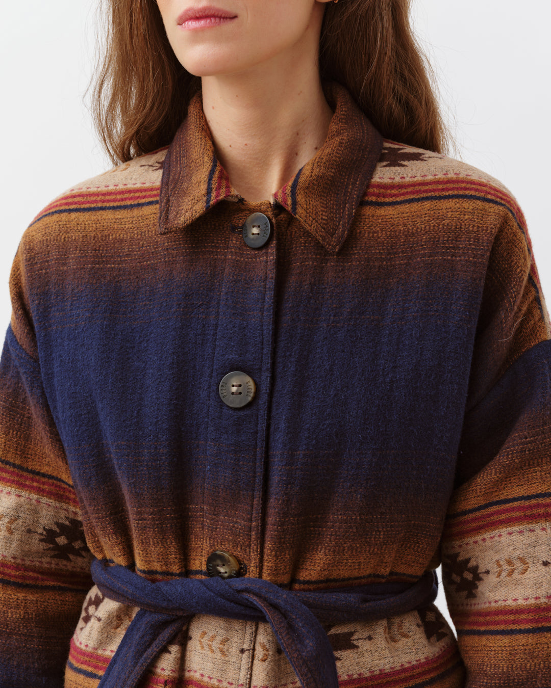 Diega Valtio veste bleue motif tissé coupe droite