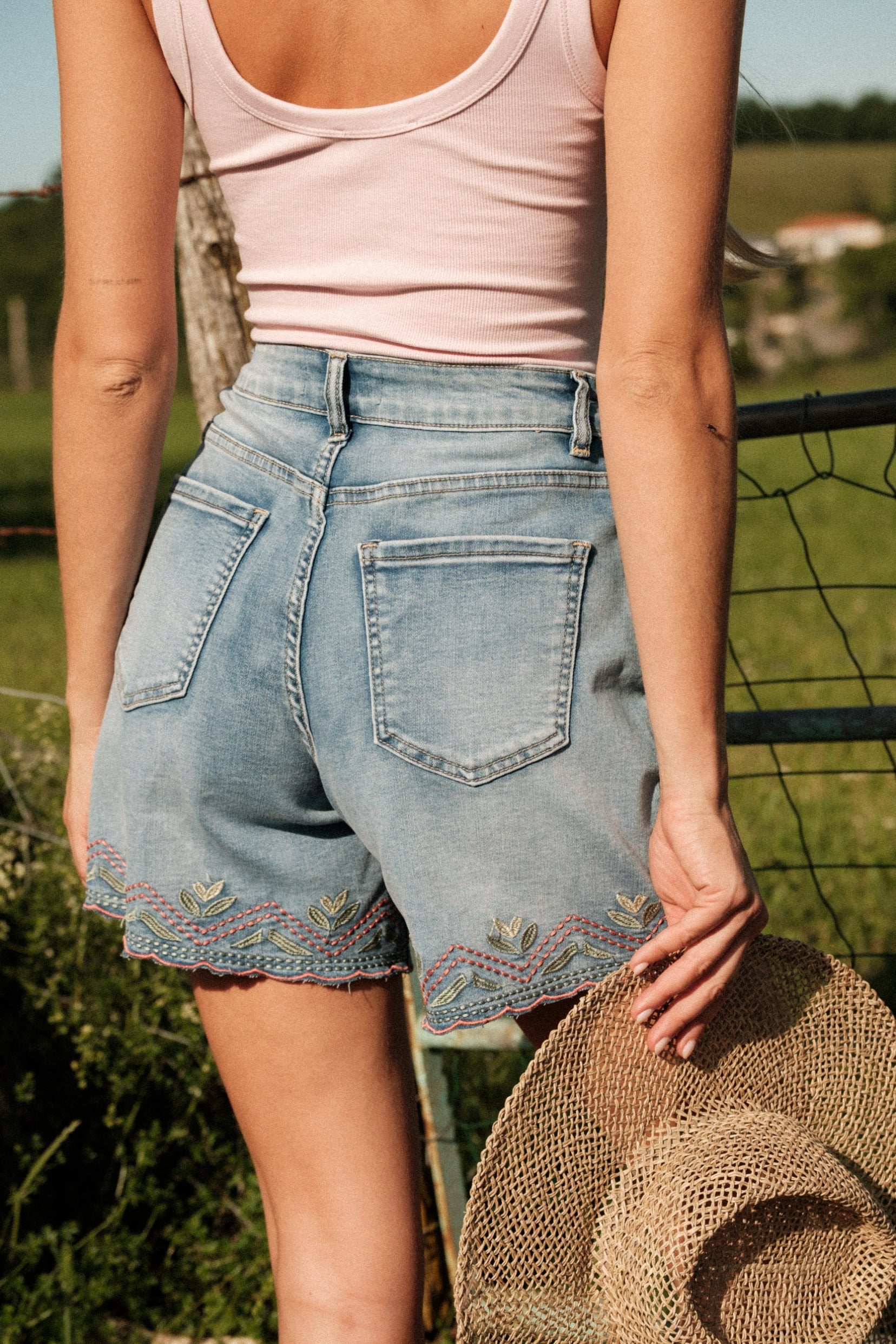 Maison Onado Sibline short jean bleu clair broderie florale