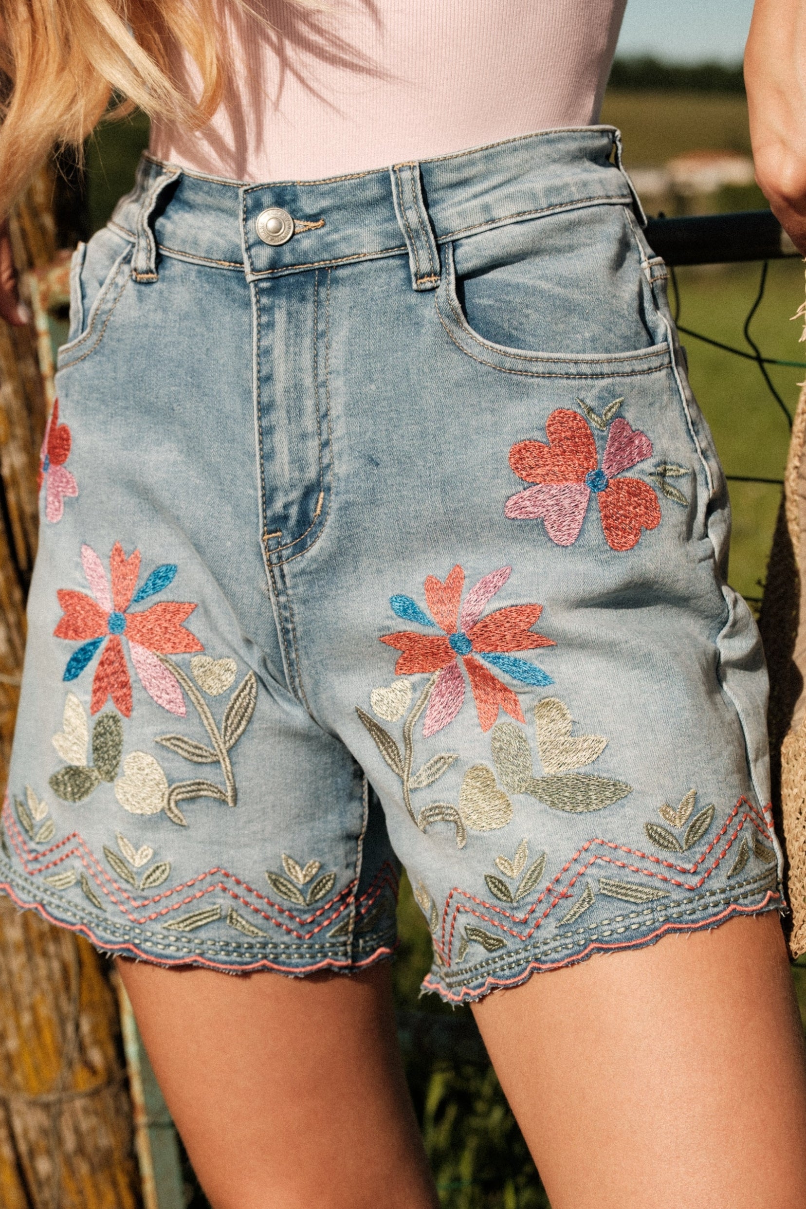 Maison Onado Sibline short jean bleu clair broderie florale
