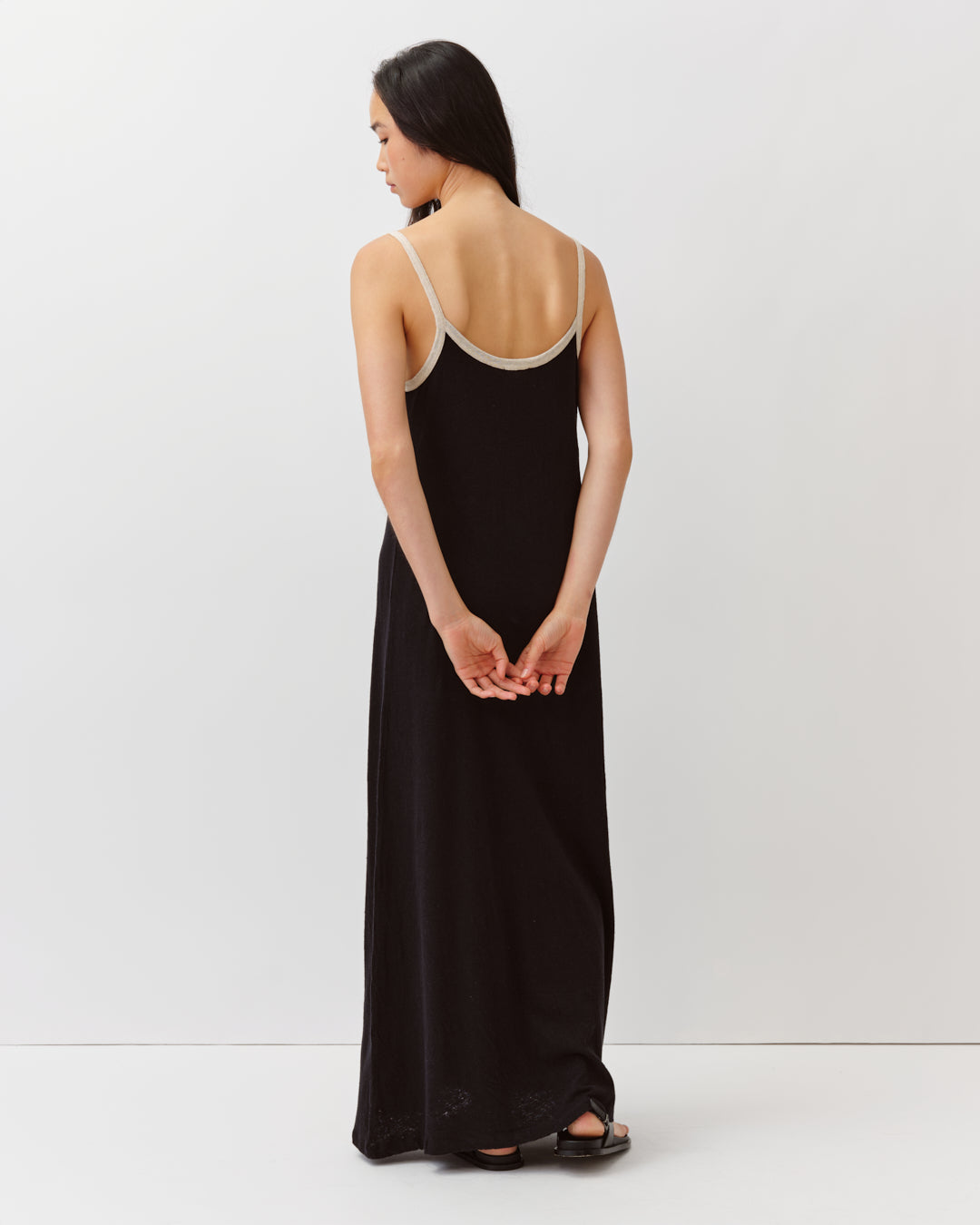 Diega Robyo robe longue noir écru à bretelles