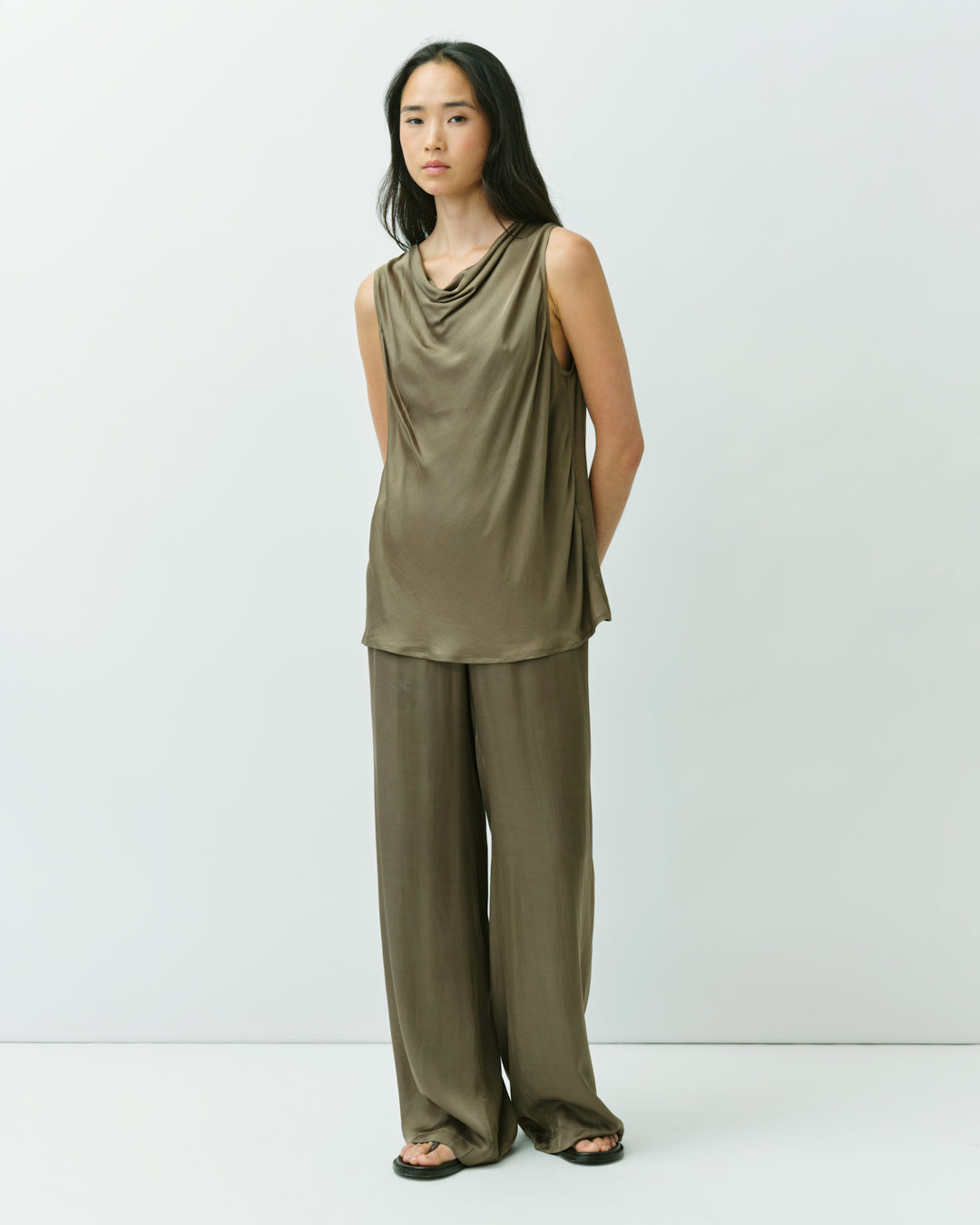 Diega Tefia top femme col drapé olive sans manches