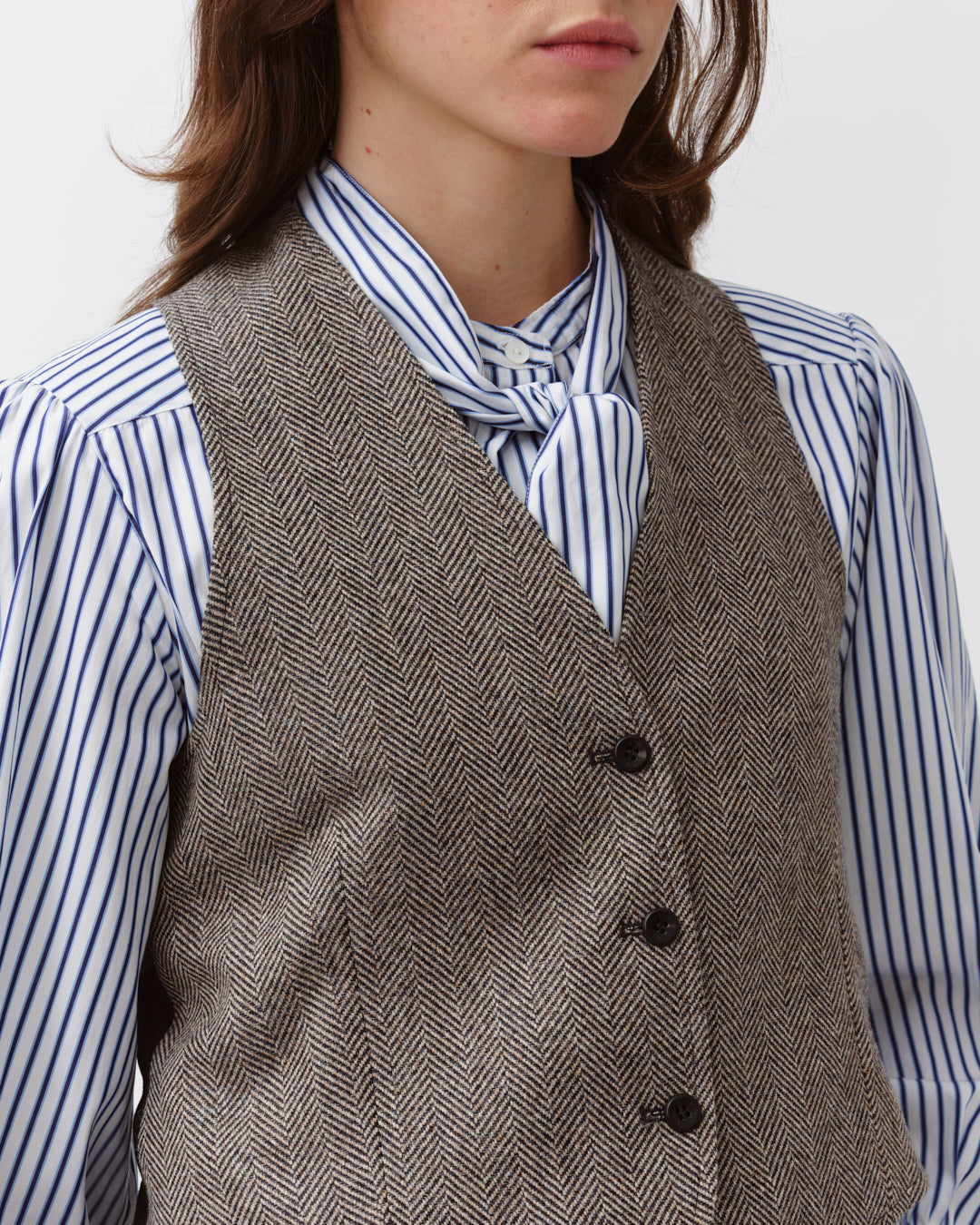 Diega Gayo gilet court chevron noir écru