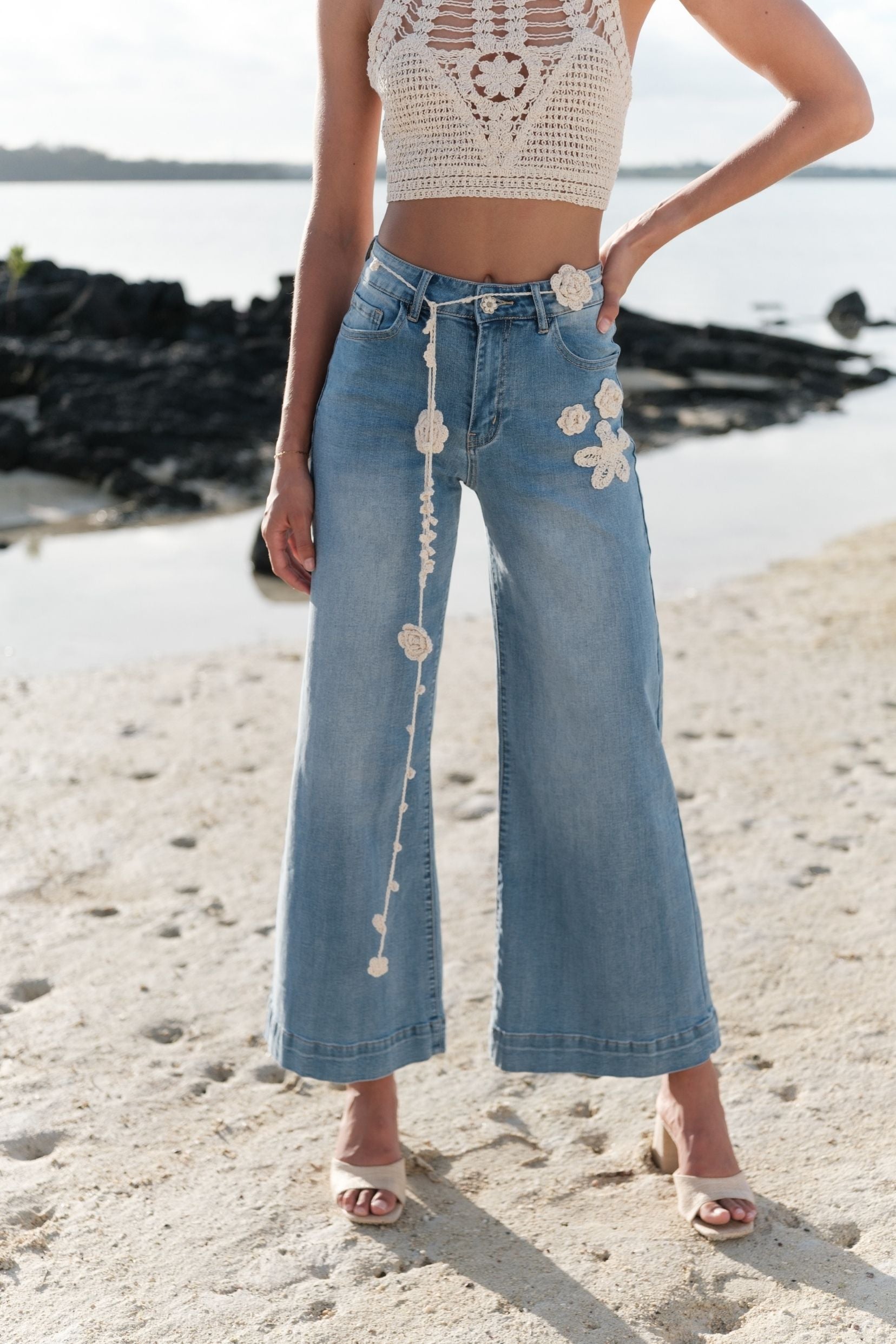 Maison Onado Alba jean wide bleu délavé fleurs crochet