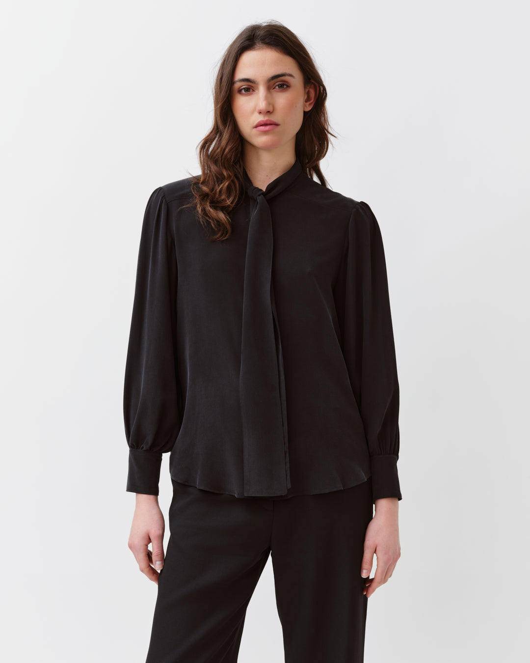 Diega Colza chemise noire soie coupe épurée
