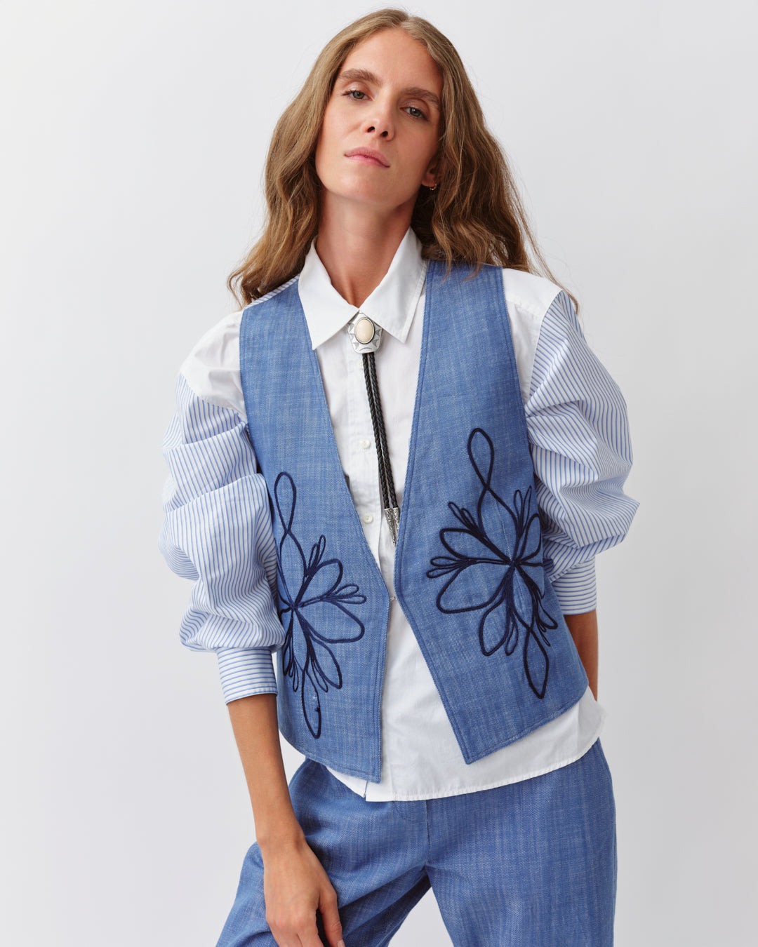 DIEGA Gamao gilet bleu brodé coupe ajustée