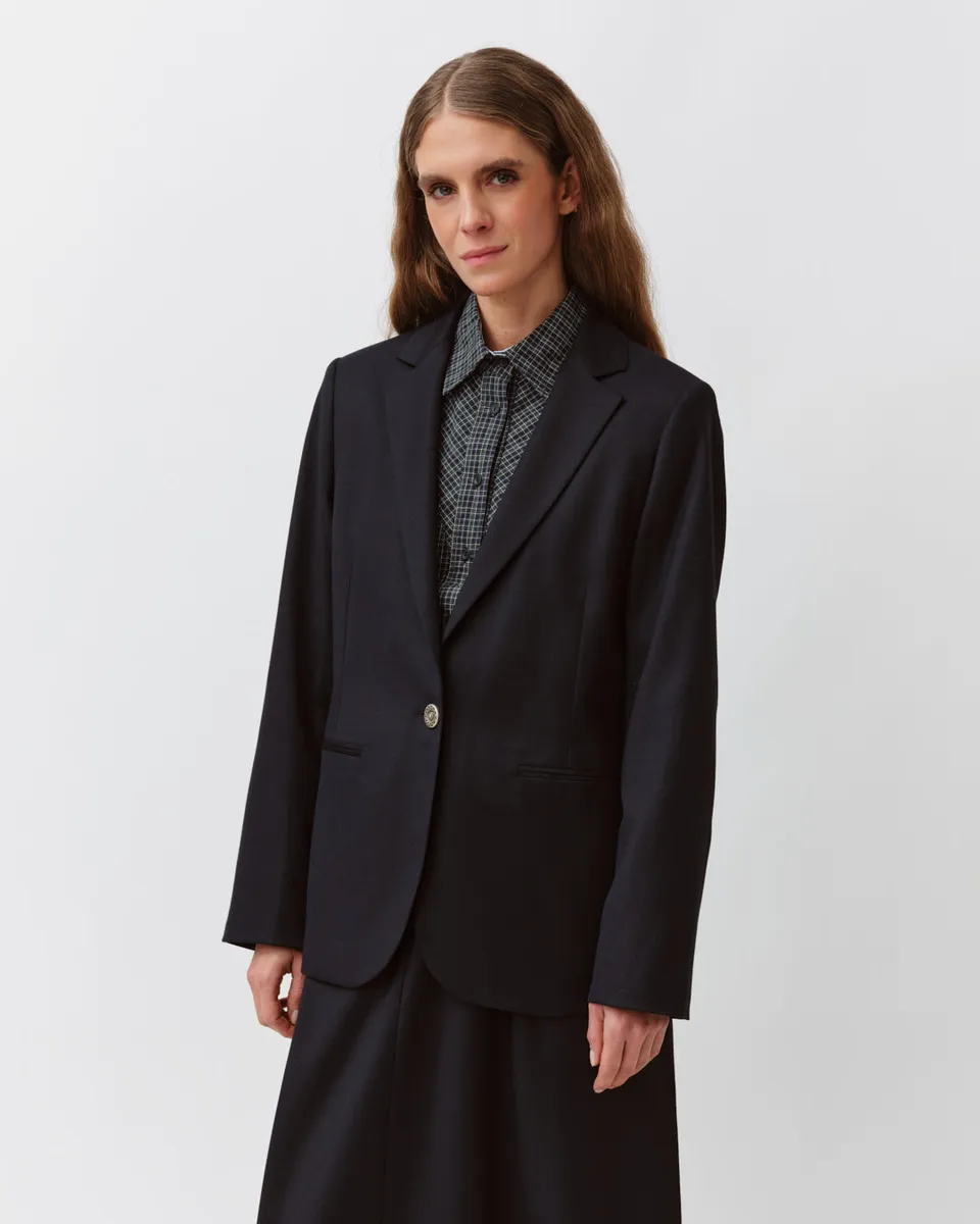 Diega Vikelo veste tailleur marine allongée