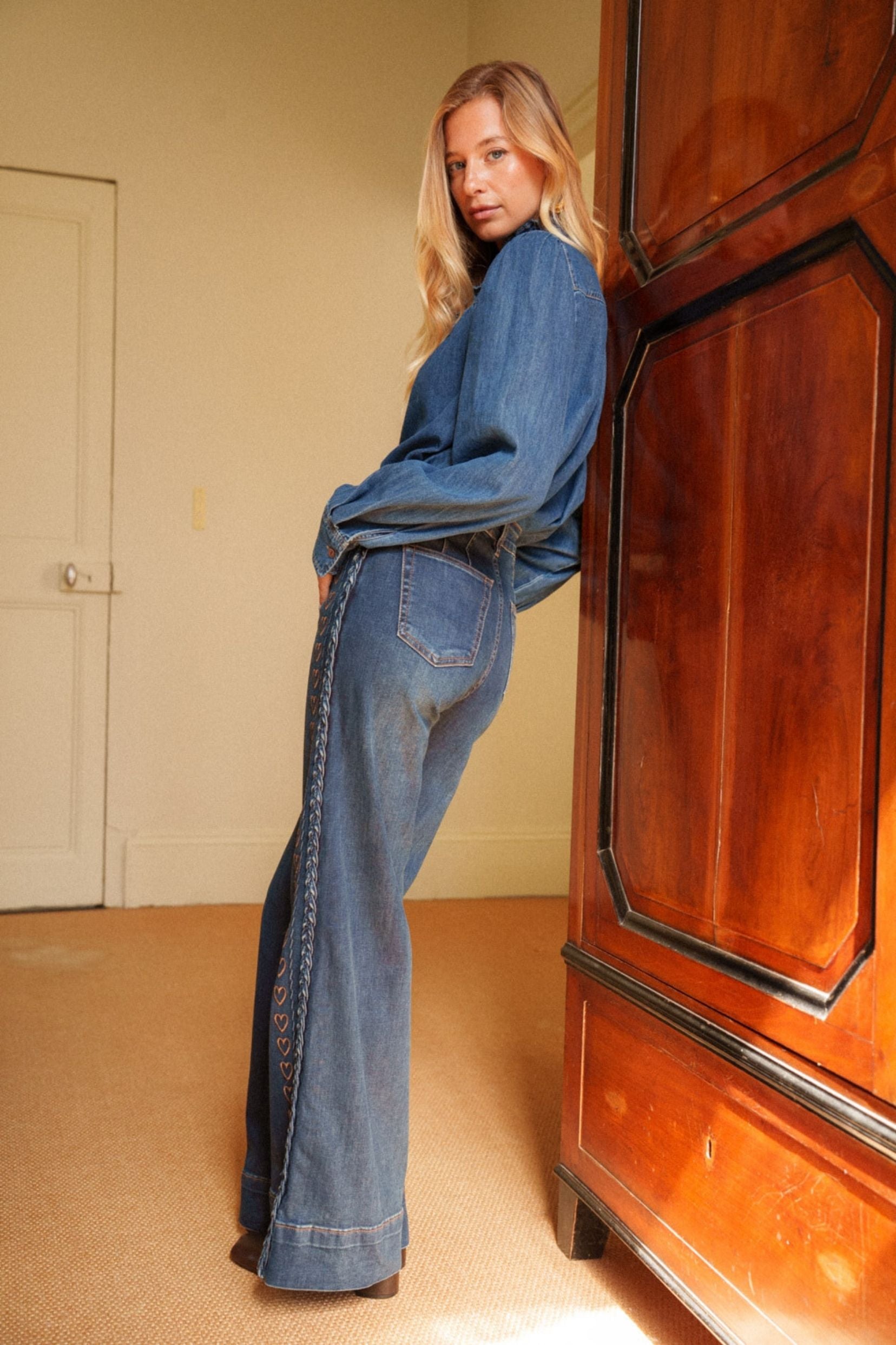 Maison Onado Benny jean wide leg bleu délavé brodé