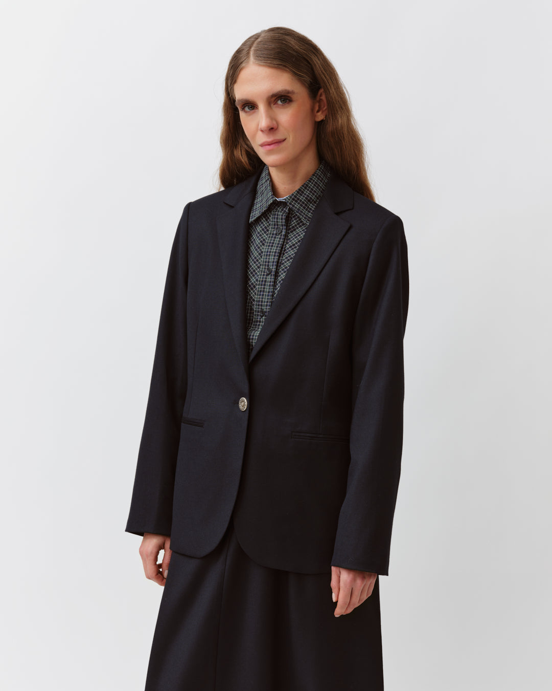Diega Vikelo veste tailleur marine allongée