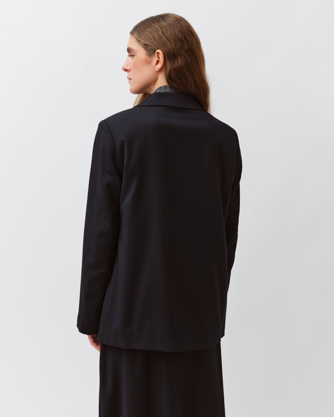 Diega Vikelo veste tailleur marine allongée